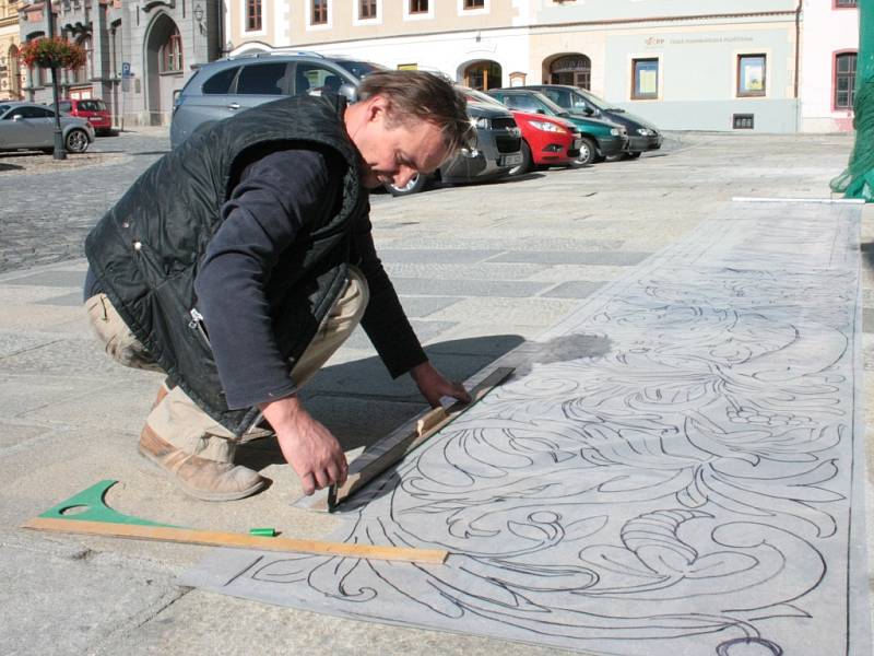 Tomáš Skořepa ještě upravuje připravenou pauzu před zkreslením na finální vrstvu posledního dílu fasády.