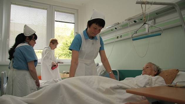 Sestry v prachatické nemocnici si v pondělí 12. května oblékly do služby tradiční modrobílé stejnokroje. Oslavily tím Mezinárodní den sester.