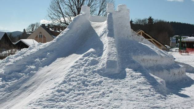Ve Strážným bude znovu sněžný hrad.