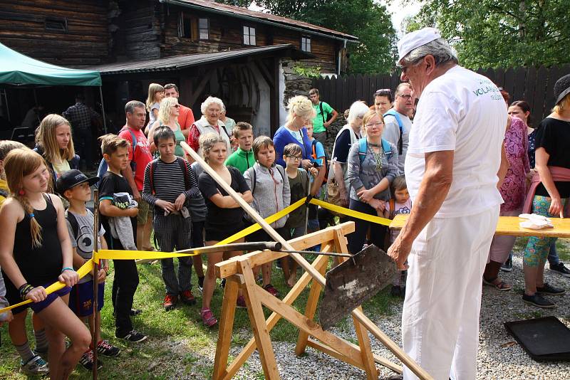 Augustin Sobotovič vždy i vysvětlí a popíše, co dělá.