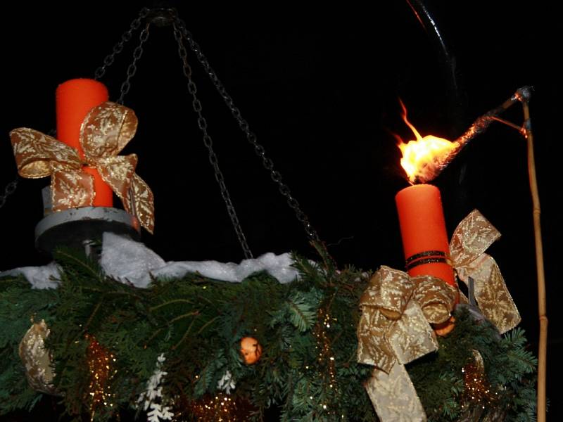 Ani při poslední adventní neděli nechybělo zapálení v pořadí čtvrté svíčky na adventním věnci na Velkém náměstí v Prachaticích. 