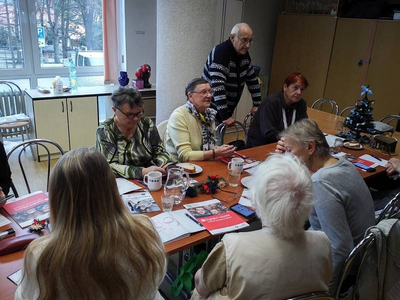 Senioři se moderních technologií nebojí, zvládnou chytrý telefon i tablet.