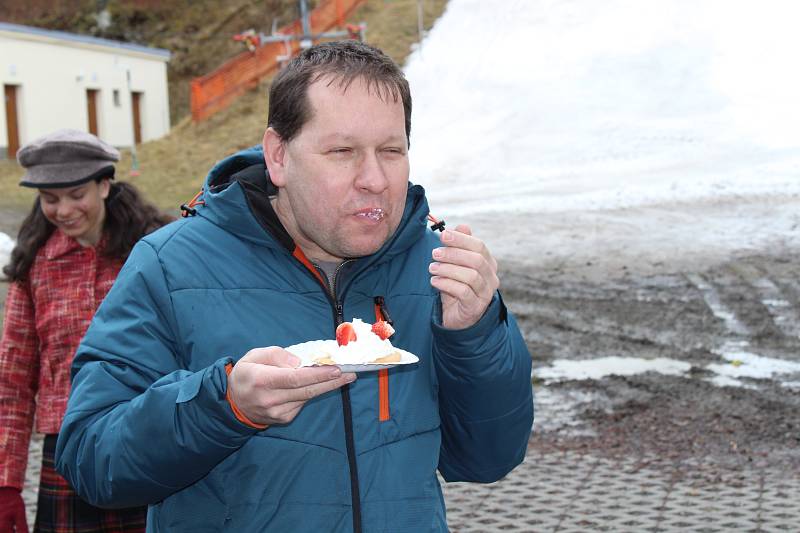 Ani počasí nezastavilo nejvěrnější fanoušky skiareálu na Libínském Sedle, aby si v maskách neužili nedělní odpoledne.