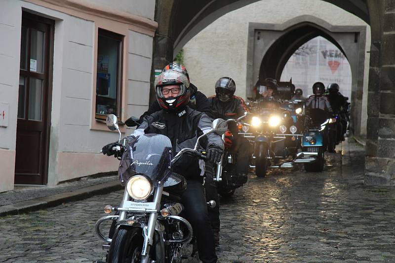 Prachatičtí motorkáři zahájili sezonu 1. Jarní jízdou. Vyjeli z Velkého náměstí Dolní branou.