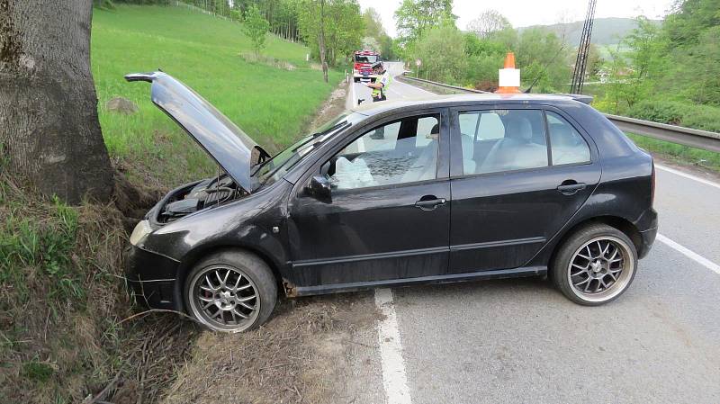 Přední část fabie narazila do straomu, kola zůstaly zaklíněné ve škarpě.