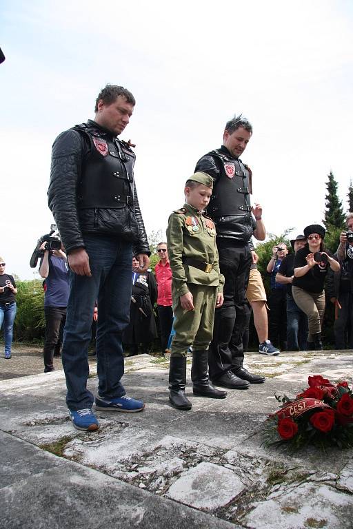 Noční vlci spolu se zástupci Všekozáckého svazu při pietním aktu kladení květin u památníku postaveném koncem osmdesátých let naproti původnímu místu setkání armád u Vitějovic.