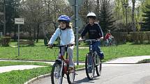 Žáci prvního stupně Základní školy ve Vodňanské ulici v Prachaticích si na místním dopravním hřišti otestovali své znalosti z bezpečnosti na silnicích. Například se dozvěděli, co nesmí chybět v povinné výbavě cyklisty či kola.