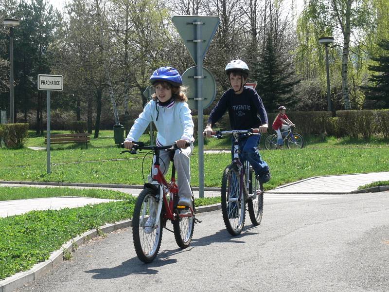 Žáci prvního stupně Základní školy ve Vodňanské ulici v Prachaticích si na místním dopravním hřišti otestovali své znalosti z bezpečnosti na silnicích. Například se dozvěděli, co nesmí chybět v povinné výbavě cyklisty či kola.