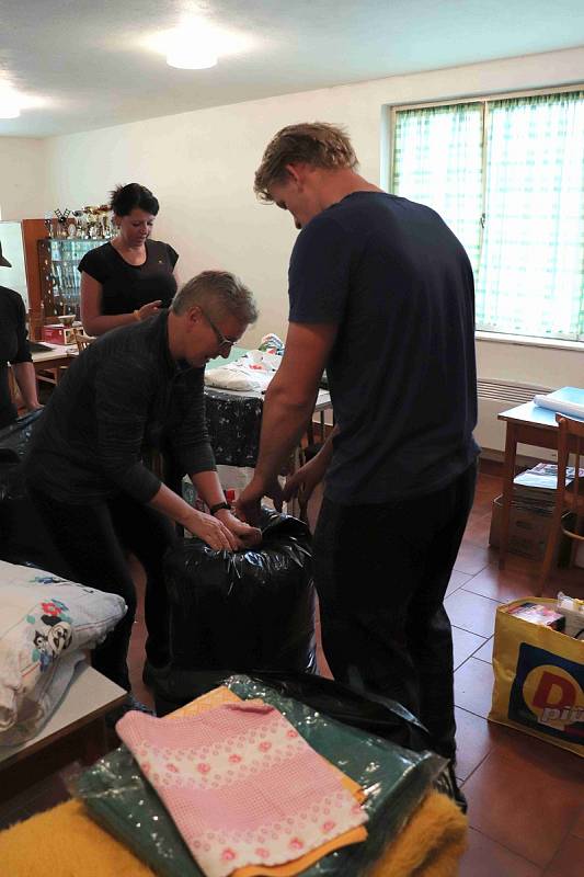 Chrobolští hasiči přispěchali s materiální pomocí pro Lenoru. Foto: Deník/Barbora Vaníčková