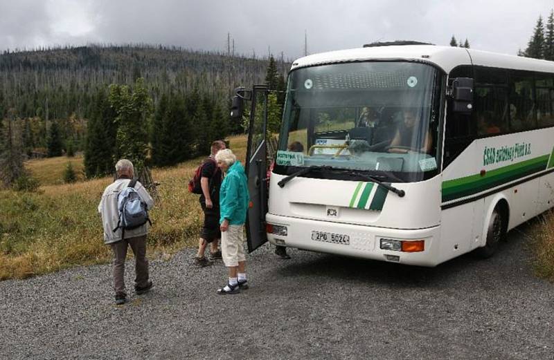 V rámci programu Dostupná Šumava vyváží NP Šumava lidi se sníženou mobilitou a seniory do přírody.