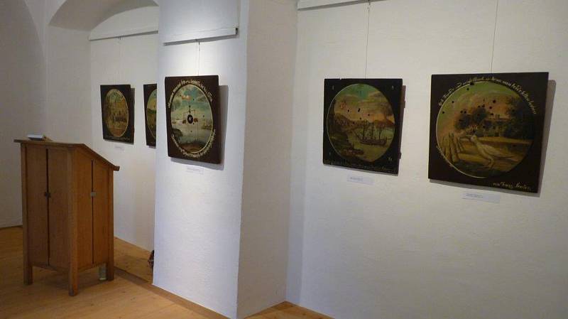 Vernisáž výstavy v bavorském Freyungu. Vystavují tam malované střelecké terče z Prachatic.
