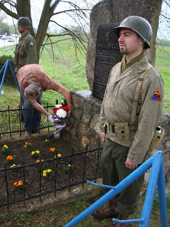 S květinou přijel také místostarosta Strunkovic nad Blanicí Rudolf Toušek.