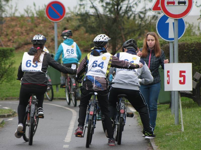 V Prachaticích se ve čtvrtek 5. května uskutečnilo okresní kolo soutěže mladých cyklistů. Ti museli zvládnout nejen jízdu na dopravním hřišti, ale také jízdu zručnosti, testy a zdravovědu.