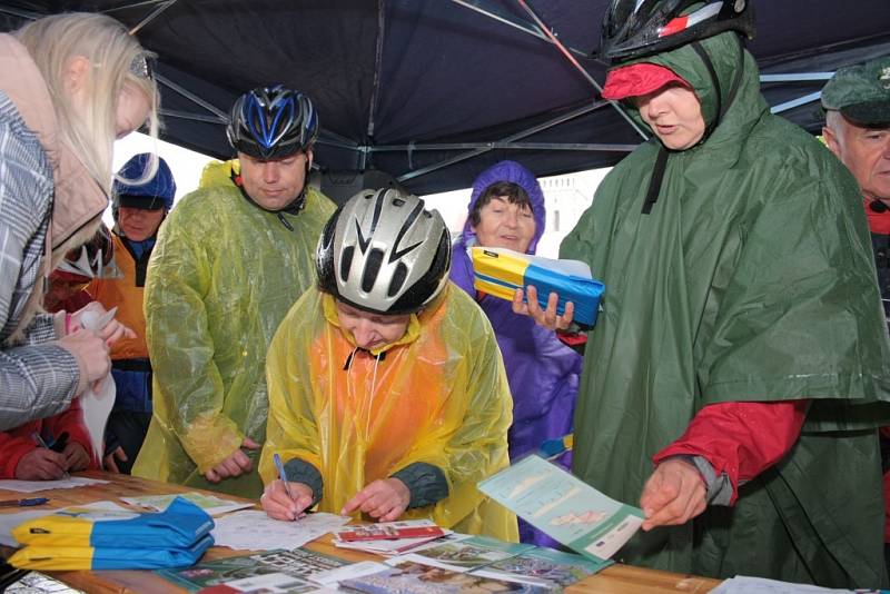 Zahájení nové cyklistické sezony provázel v Prachaticích déšť. 