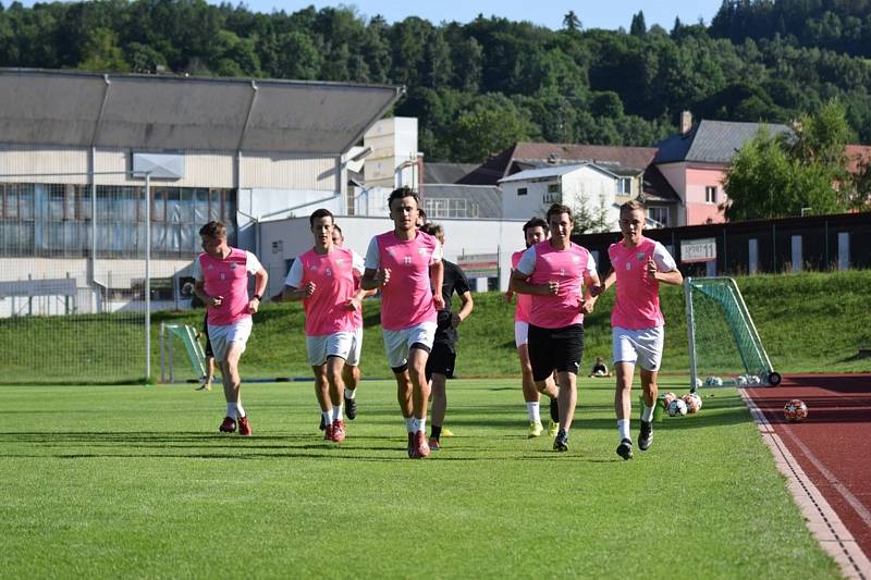 Fotbalisté Šumavanu Vimperk v pondělí odstartovali přípravu na novou sezonu. Čtrnáct dní budou s muži trénovat společně i starší dorostenci.