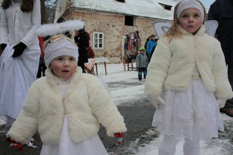 Mikulášskou nadílku jako vyvrcholení celého mikulášského odpoledne připravili nejen pro děti v areálu jízdárny zámku Skalice v Bohumilicích.