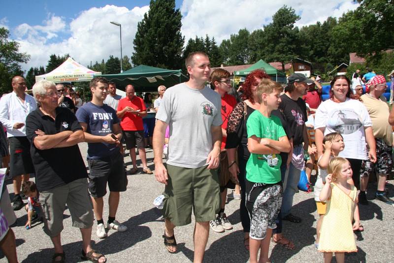 V Lenoře se o Slavnosti chleba soutěžilo také o nejlepší kotlíkový guláš. Vařilo se jich hned sedm, ale ten nejlepší mohl být jen jeden.