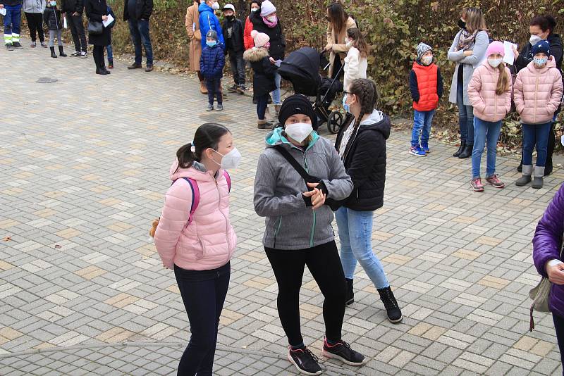 Děti ze tříd ZŠ Vodňanská v Prachaticích, které covid-19 poslal do karantény, přišly v sobotu 20. listopadu na PCR test do školy.