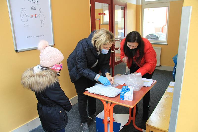 Děti, ze tříd ZŠ Vodňanská v Prachaticích, které covid-19 poslal do karantény, přišly v sobotu 20. listopadu na PCR test do školy.