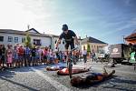 Volarští zakončili Slavnosti dřeva tradičním průvodem ve dřevácích.