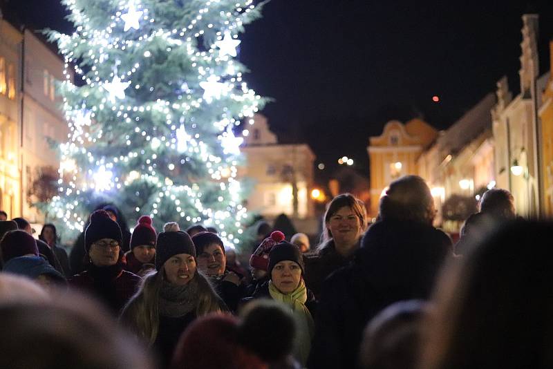 Česko zpívá koledy 2019 na náměstí ve Vimperku.