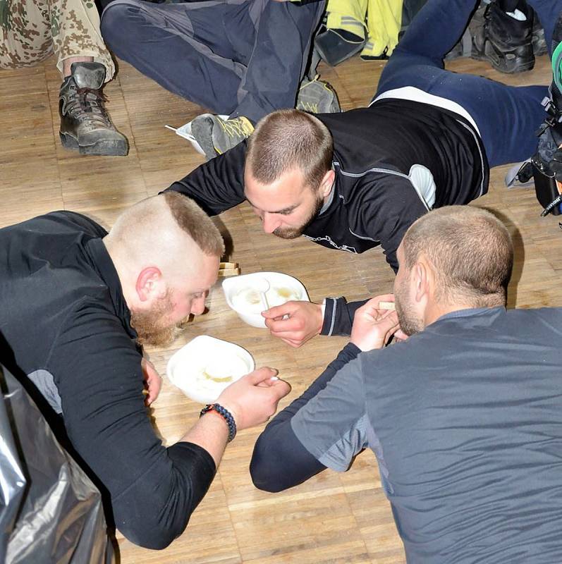 Dálkový pochod nazvaný Military Death March. Stanoviště ve Volarech.