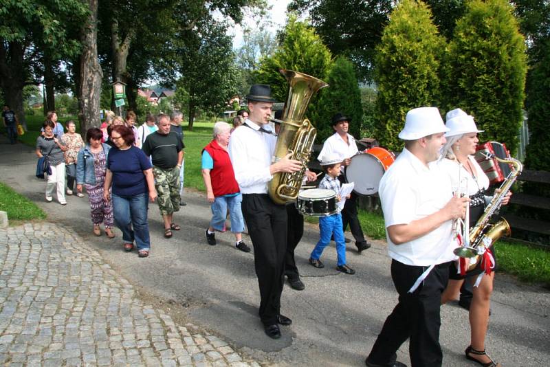 Volary zažily v sobotu 13. srpna Staročeskou Konopickou. Pazderník a Konopička svému osudu neunikli a všichni se pak večer společně pobavili na lidové veselici.