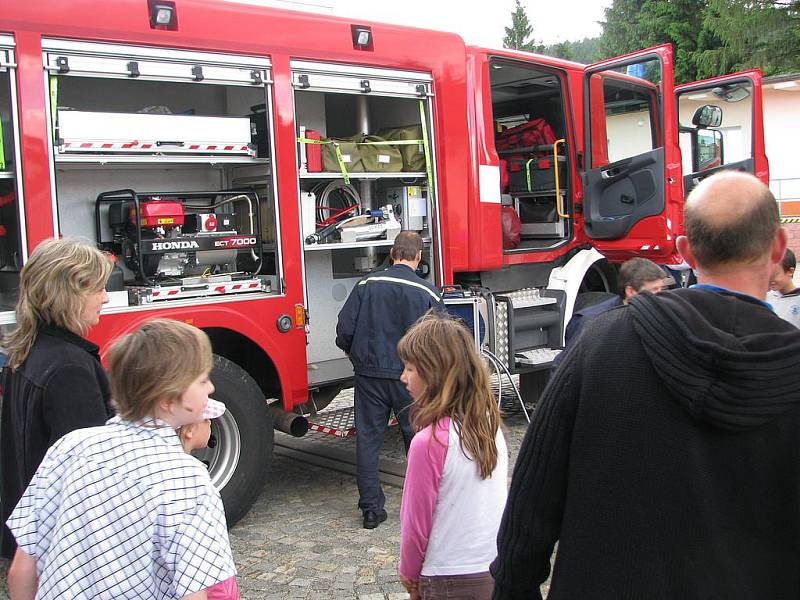 Prachatický hasičský sbor hostil v úterý odpoledne děti, které se zapojily do tradiční literární a výtvarné soutěže s názvem Požární ochrana očima dětí.