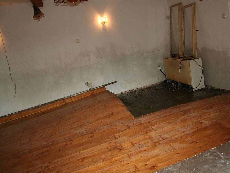 Podlaha v obývacím pokoji je zvednutá, musí dolů.