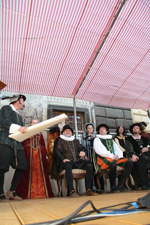 Slavnosti Zlaté stezky v Prachaticích zahájil v pátek v 17 hodin slavnostní průvod a historická ceremonie věnovaná zasedání městské rady nad návrhem nové prachatické kašny.