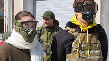 Výcvikově-vzdělávací centrum Elite Training Center Lhenice pod vedením poručíka Jaroslava Duchoně připravuje kurzy bojové medicíny pro ukrajinské občany zdarma. Jeden z nich se uskutečnil v neděli 20. března.
