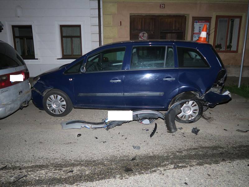 Řidič se čtyřmi promile likvidoval v úterý v noci auta v Netolicích.