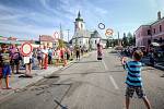 Volarští zakončili Slavnosti dřeva tradičním průvodem ve dřevácích.