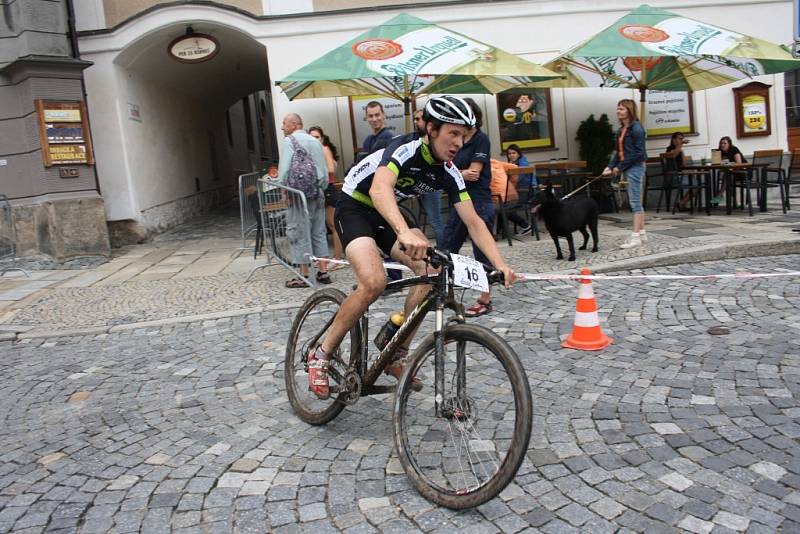 Hlavní závod se dostal na Velké náměstí v Prachaticích. Závodníci vjíždějí do druhého kola cyklistické části hlavního závodu.