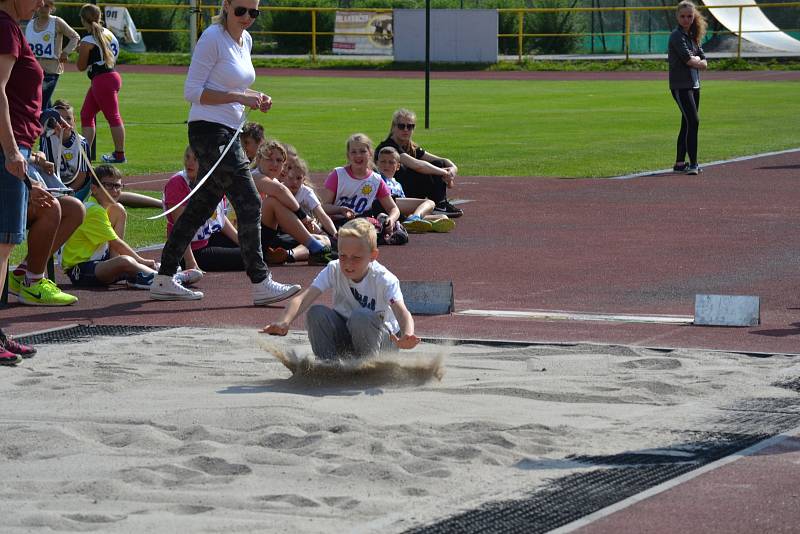 Městský stadion se zaplnil dětmi. Dům dětí a mládeže pro ně připravil atletickou soutěž.