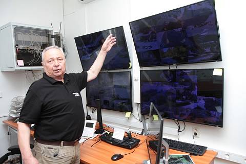 Jedenáctým rokem Miroslav Černý slouží u Městské policie ve Vimperku a obsluhuje kamerový systém. Kamery podle něj slouží jako prevence.