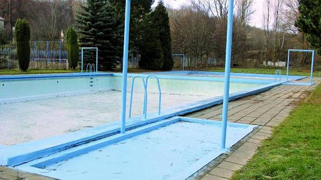ZAVŘENO. Většinu měsíců v roce není veřejné koupaliště využíváno. Proto by Vimperští chtěli krytý bazén.