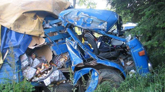 TRAGÉDIE. V přímém úseku jízdy vyjel plynule mimo vozovku u Velkého Boru řidič nákladní Avie. Na následky zranění zemřel po převozu do českobudějovické nemocnice.  