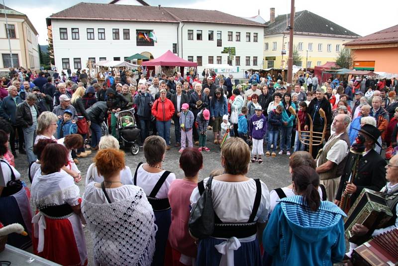 Ke Slavnostem dřeva ve Volarech jednoznačně patří o pochod ve dřevácích. Letos sice čtyři roky starý nový rekord překonán nebyl, ale i tak se po volarském náměstí prošlo ve dřevácích bez mála dvě stě lidí.