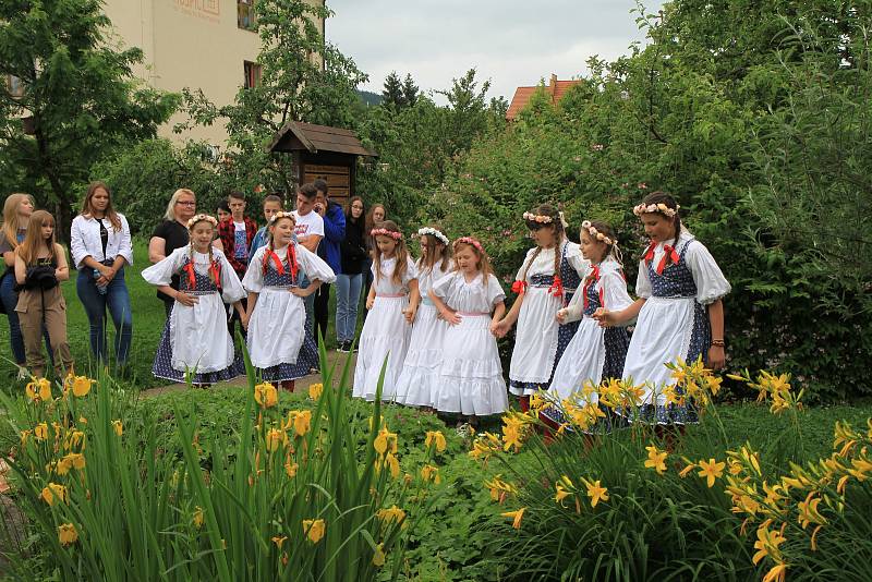 Slavnost otevírání studánek v hospicovém parku v Prachaticích.