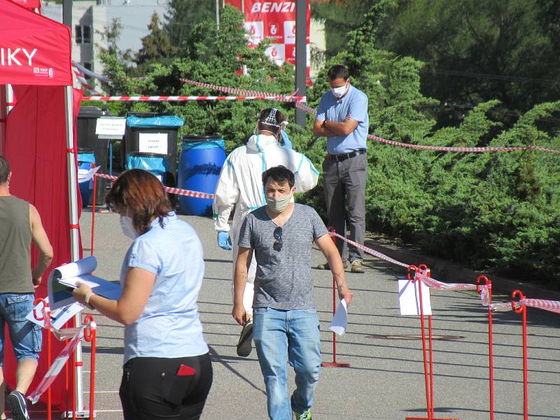 Každou hodinu během středečního dopoledne postoupilo odebrání vzorků z nosohltanu asi 25 zaměstnanců firmy InTiCa Systems Prachatice, vše se uskutečnilo v klidu, odpoledne přijdou na řadu jednotlivci.