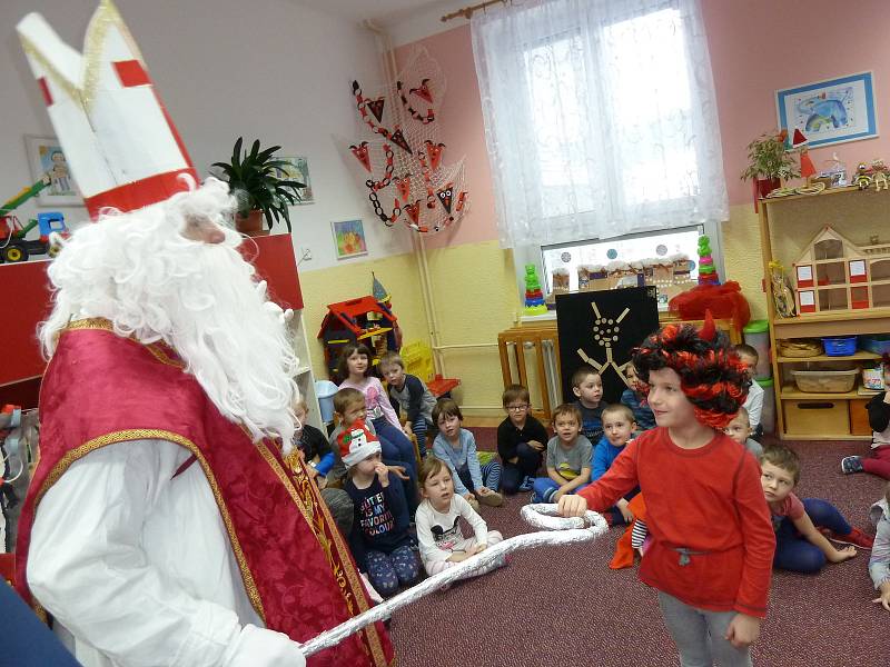 Mikulášskou nadílku si užívaly děti se svými učitelkami v MŠ Zahradní v Prachaticích.