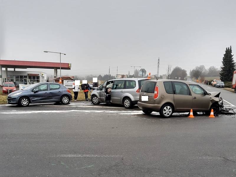 Na křižovatce u Stopařky u Vitějovic na Prachaticku se srazila tři auta. Čtyři lidé se zranili.