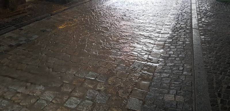 V pátek 11. srpna pršelo v Prachaticích vydatně s přestávkami už od rána. Voda si našla cestu Dolní branou.