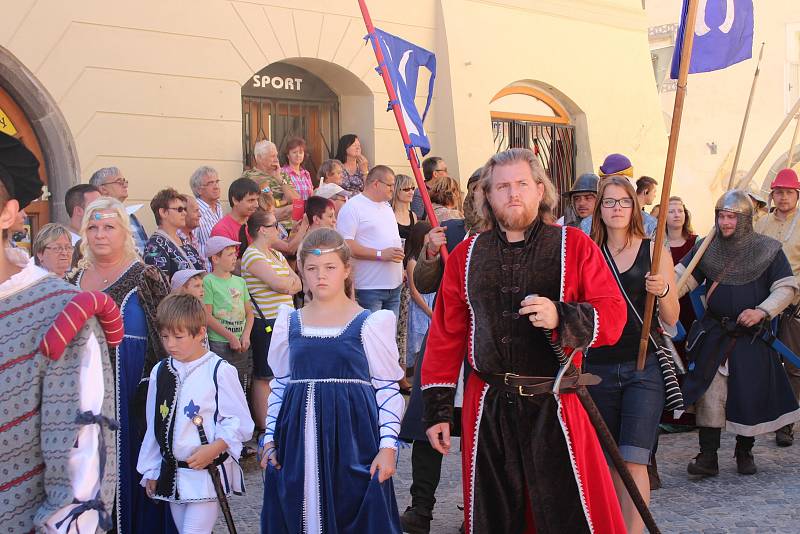 Kočár tažený koňmi přivezl na Velké náměstí Leonu Machálkovou. V průvodu se představili všichni účinkující.