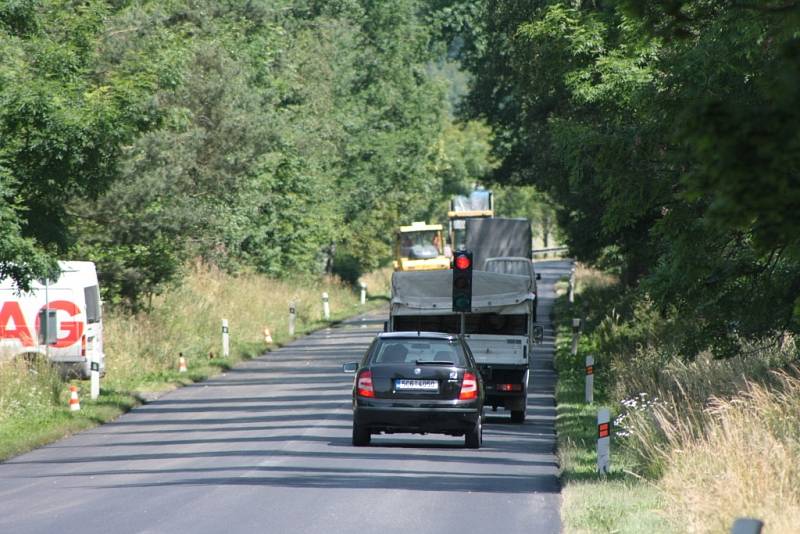 První úsek z Hracholusk po Oboru je připravený pro pokládku finální obrusné vrstvy. V následujícím týdnu se semafory přesunou pod Oboru směrem ke Kratochvíli.