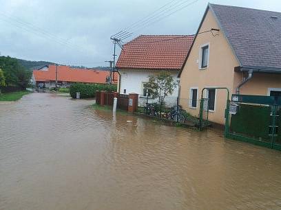 V Chlumanech zalila několik domů voda z rozvodněného potoka a rybníka.