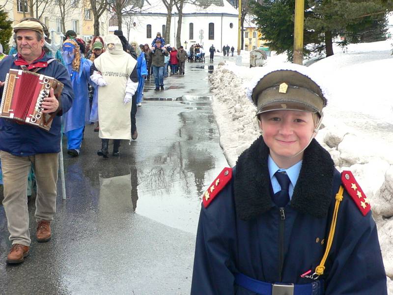 TRADICE. Volarské masky pravidelně každý rok zakončují masopustní veselí v ulicích města. Uplynulou sobotu 28. února se vydal průvod maškar od domu k domu, aby popřál všem obyvatelům.