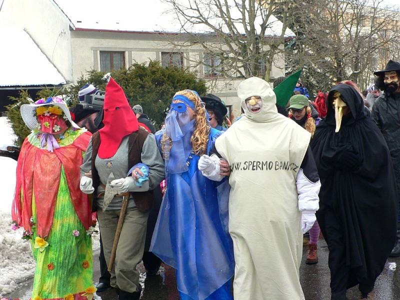 TRADICE. Volarské masky pravidelně každý rok zakončují masopustní veselí v ulicích města. Uplynulou sobotu 28. února se vydal průvod maškar od domu k domu, aby popřál všem obyvatelům.