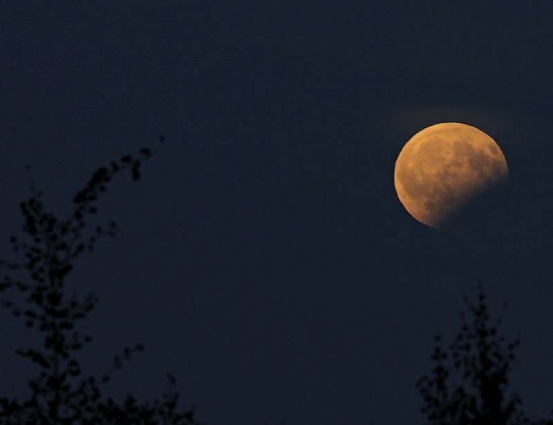 Částečné zatmění Měsíce, jak je zachytili naši čtenáři. Například tak vypadal měsíc nad Kloubem u Vodňan.